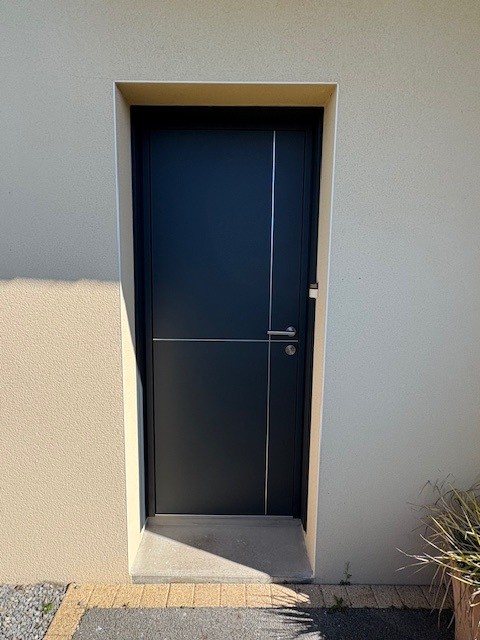 Pose d'une porte d'entrée en alu gris anthracite