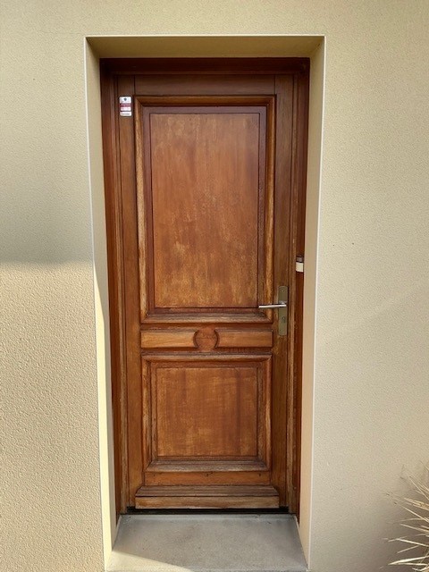 Ancienne porte d'entrée en bois