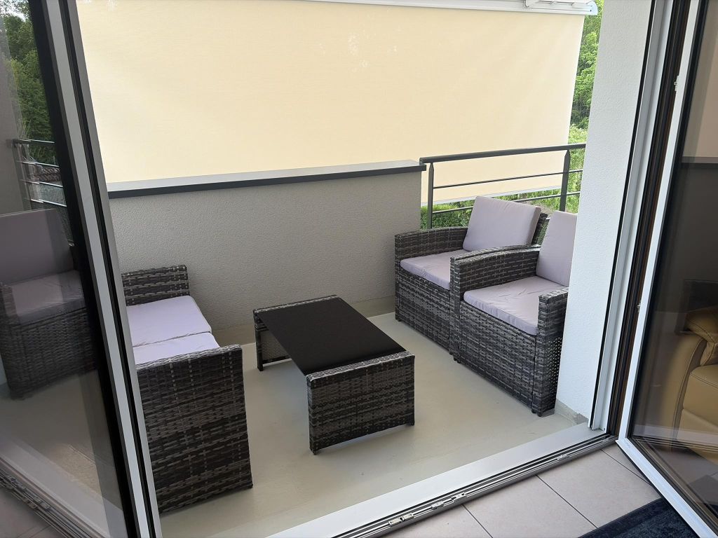 Store banna à lambrequin sur un balcon