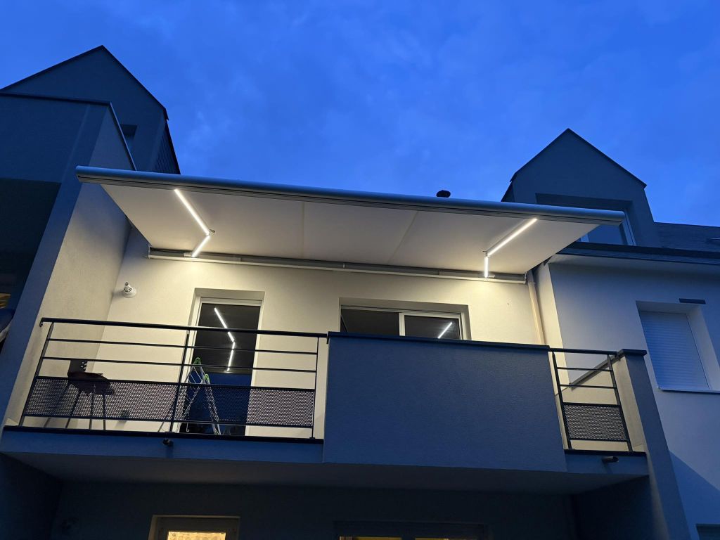 Éclairage LED sur un store banne à Rennes