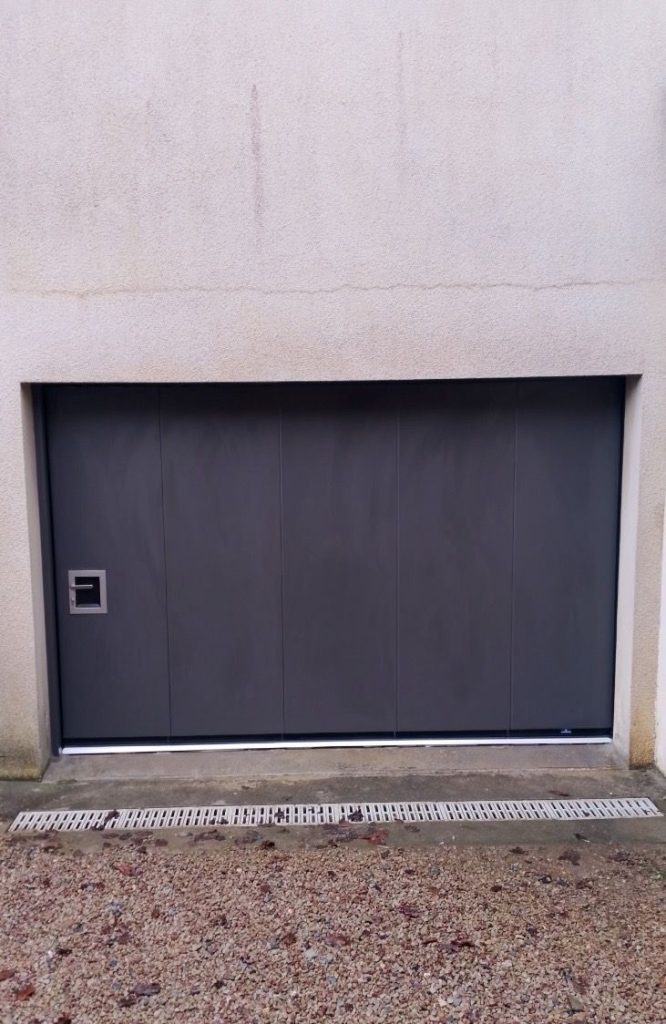 Porte de garage sectionnelle ouverture latérale en aluminium
