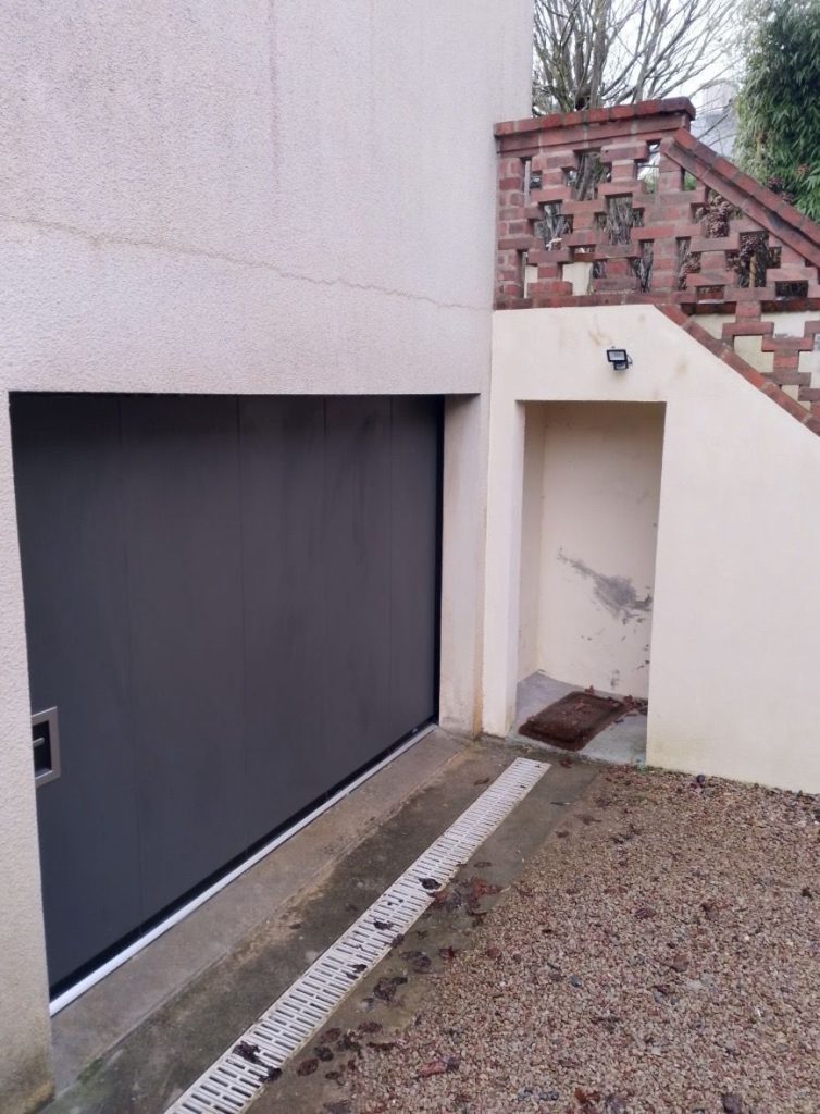 Porte de garage en aluminium La Toulousaine ouverture latérale coulissante