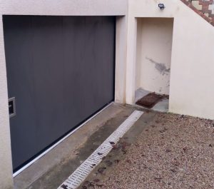 Porte de garage en aluminium La Toulousaine ouverture latérale coulissante