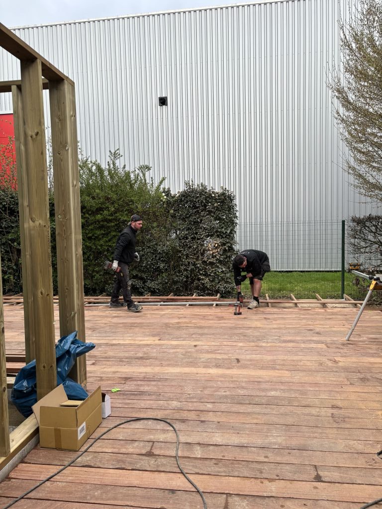 Pose d'une terrasse en bois exotique à Bruz