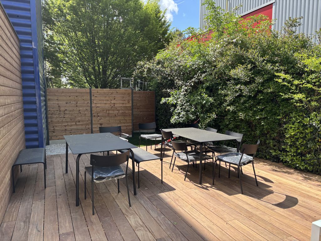 Terrasse d'entreprise en bois exotique