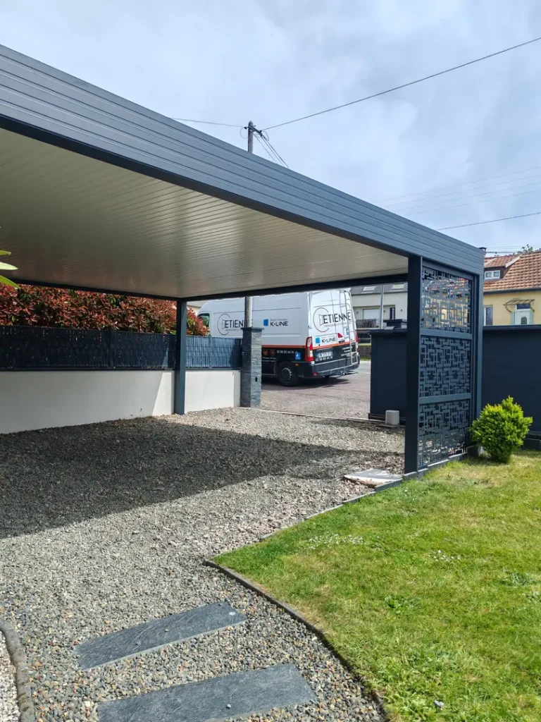 Double carport en aluminium avec claustras décoratifs