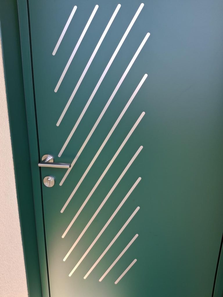 Installation d'une porte d'entrée en aluminium moderne