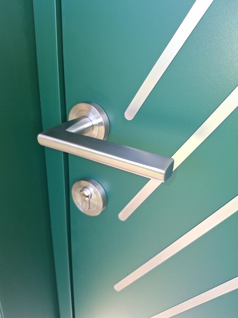Pose d'une porte d'entrée isolante Kline