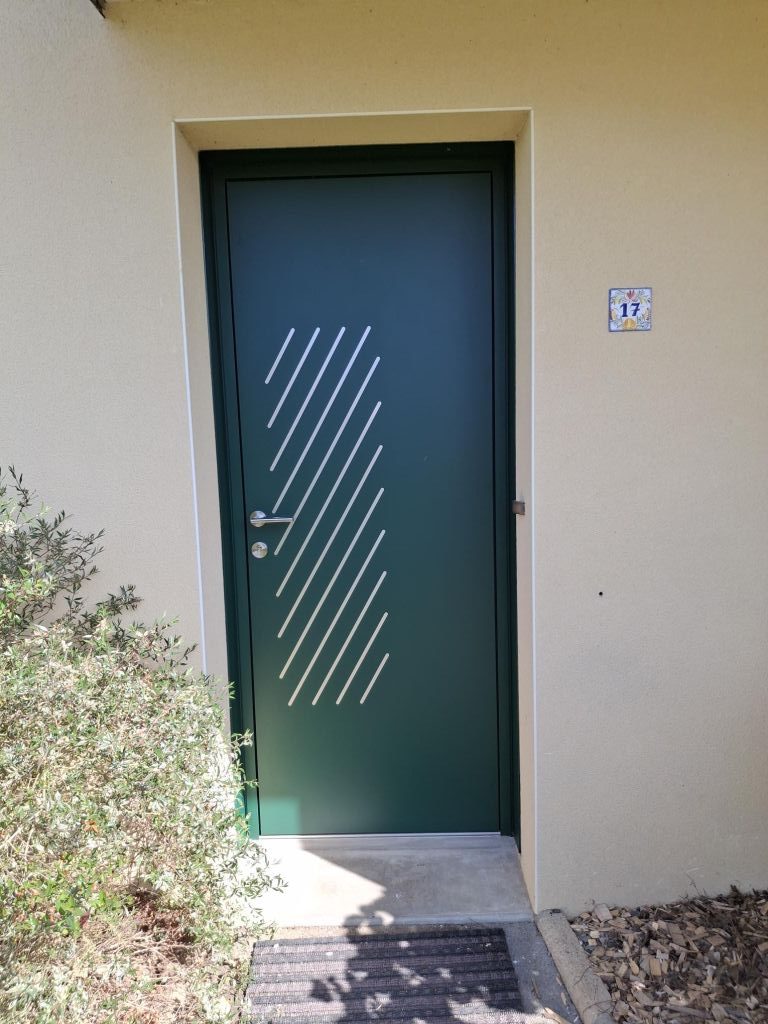Pose d'une porte d'entrée Kline en aluminium