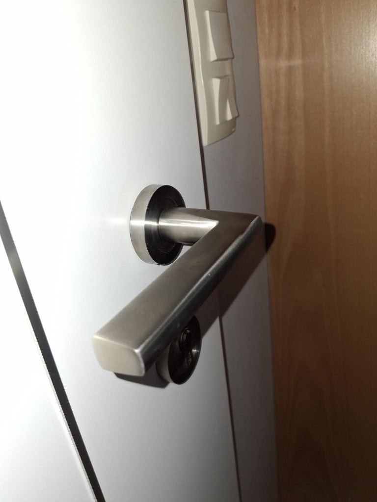 Serrure de porte d'entrée sécurisée anti-cambriolage